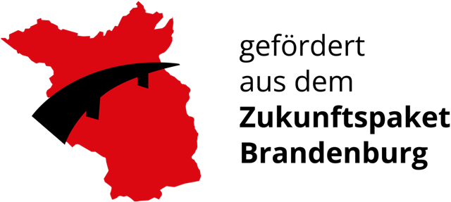 Rot gefüllter Umriss des Landes Brandenburg und 'gefördert durch das Zukunftspaket Brandenburg'.